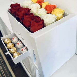 ดอกไม้ในกล่องสีขาวพร้อมช็อคโกแลต