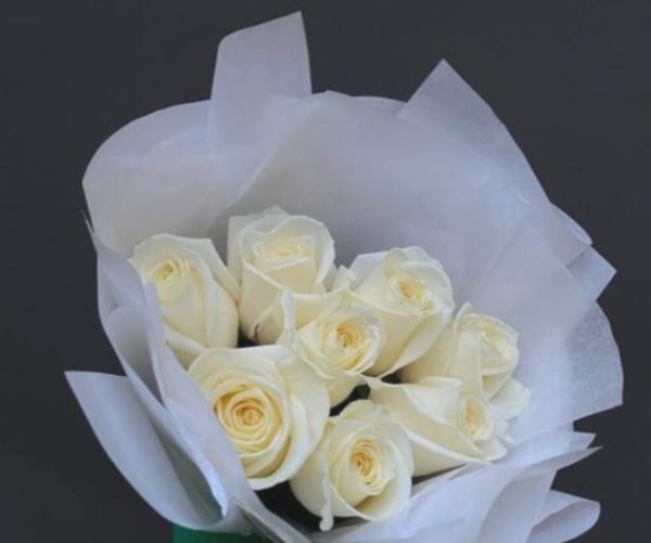 8 white roses